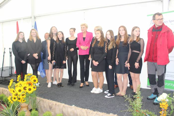 Nie zabrakło również pamiątkowych zdjęć z Agatą Kornhauser-Dudą. W grupowej fotografii zapozowały wokalistki "KENsingers" z ZSO nr 1 im. KEN oraz wicedyrektor Teresa Frydrych i pedagog szkolny Kamila Brodzik, która prowadziła tę imprezę 