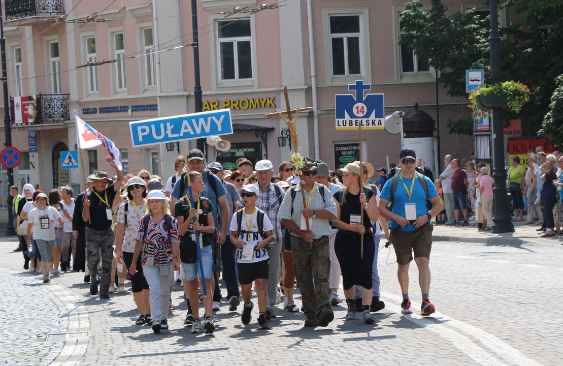 Nasi na 44 Lubelskiej Pieszej Pielgrzymce. Grupa z Puław w drodze do Częstochowy (zdjecia) - Zdjęcie główne