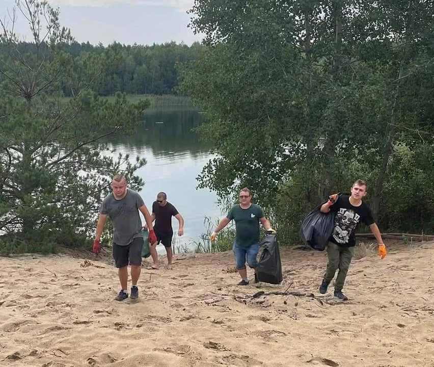 Zamiast kopać piłkę, zakasali rękawy i uprzątnęli okolicę - Zdjęcie główne