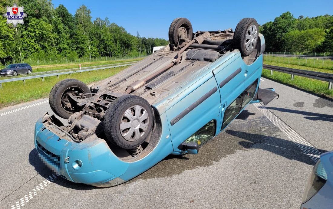 Citroen dachował pod Żyrzynem - Zdjęcie główne