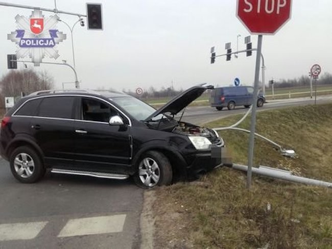 Nietrzeźwy wjechał w słup oświetleniowy i sygnalizator - Zdjęcie główne