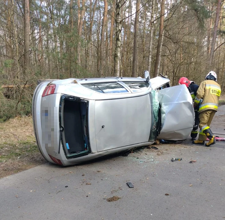 Kolizja z drzewem w Baranowie - Zdjęcie główne