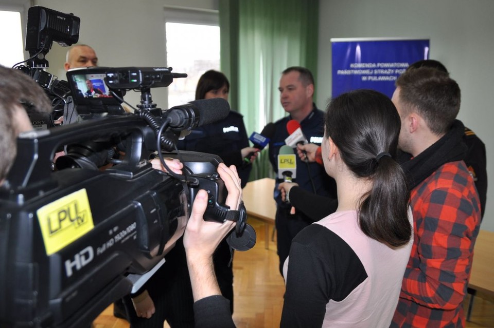 Policjanci i strażacy radzą jak uniknąć niebezpieczeństw na zamarzniętych zbiornikach wodnych - Zdjęcie główne