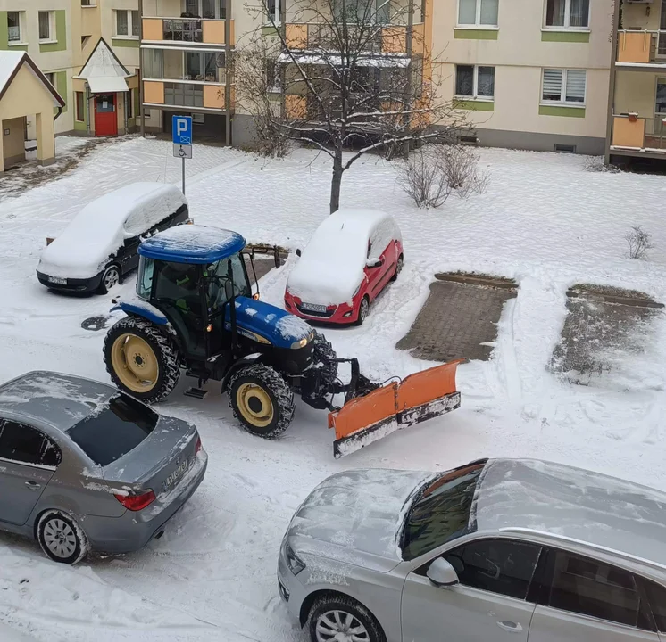 Puławy pod śniegiem. Na rondzie koło straży pożarnej lodowisko - Zdjęcie główne