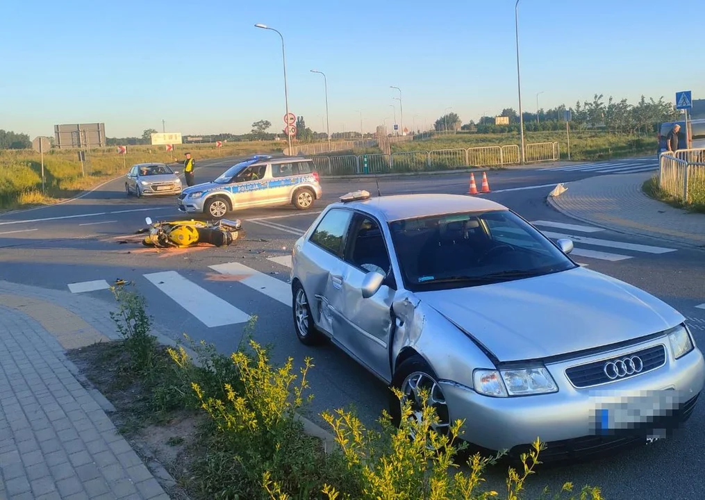 Dwie osoby w szpitalu po zderzeniu osobówki i motocykla - Zdjęcie główne