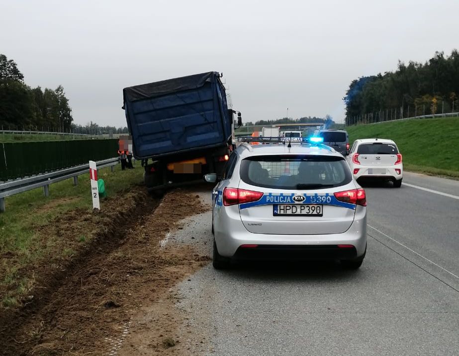 Kierowca ciężarówki przysnął i uderzył w barierki - Zdjęcie główne