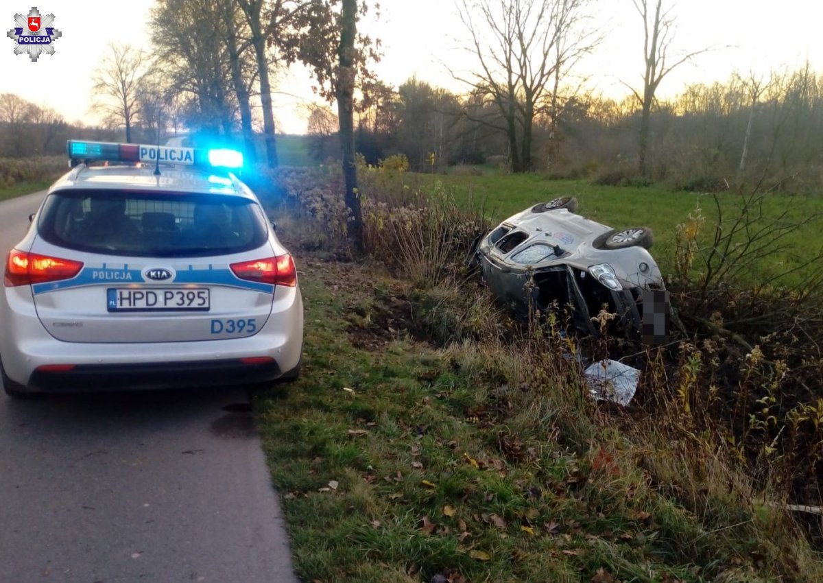 Gm. Końskowola: Zjechał z drogi i uderzył w drzewo, a potem dachował - Zdjęcie główne