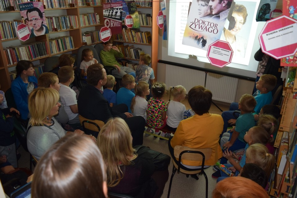 Tydzień Książek Zakazanych - wystawa w filii bibliotecznej w Leokadiowie - Zdjęcie główne