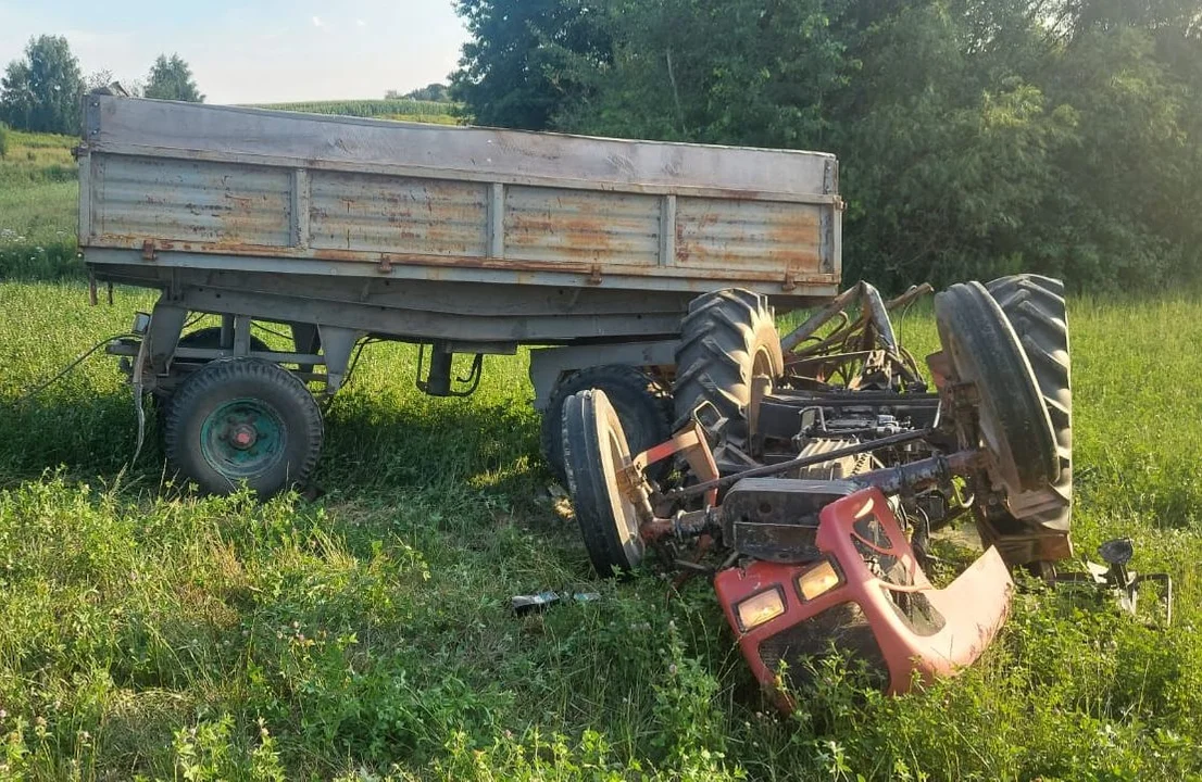 Mężczyzna przygnieciony przez ciągnik - Zdjęcie główne