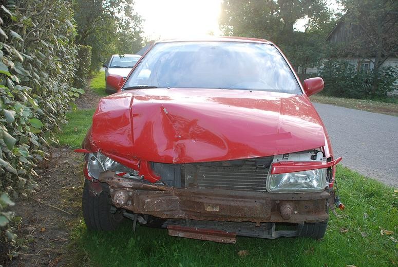 Kradzionym samochodem uszkodził inne auto i odjechał z miejsca zdarzenia - Zdjęcie główne