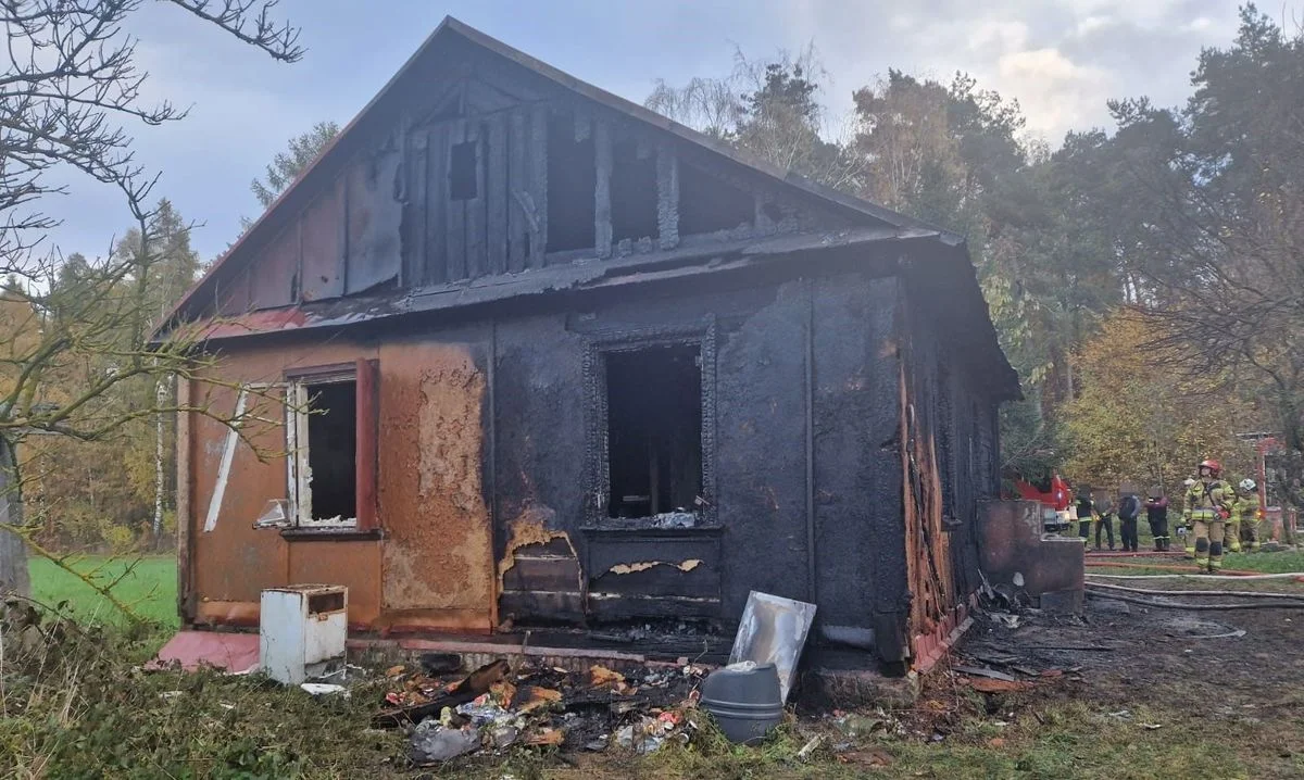 Powiat radzyński: Pożar drewnianego domu. W zgliszczach znaleziono ciało - Zdjęcie główne