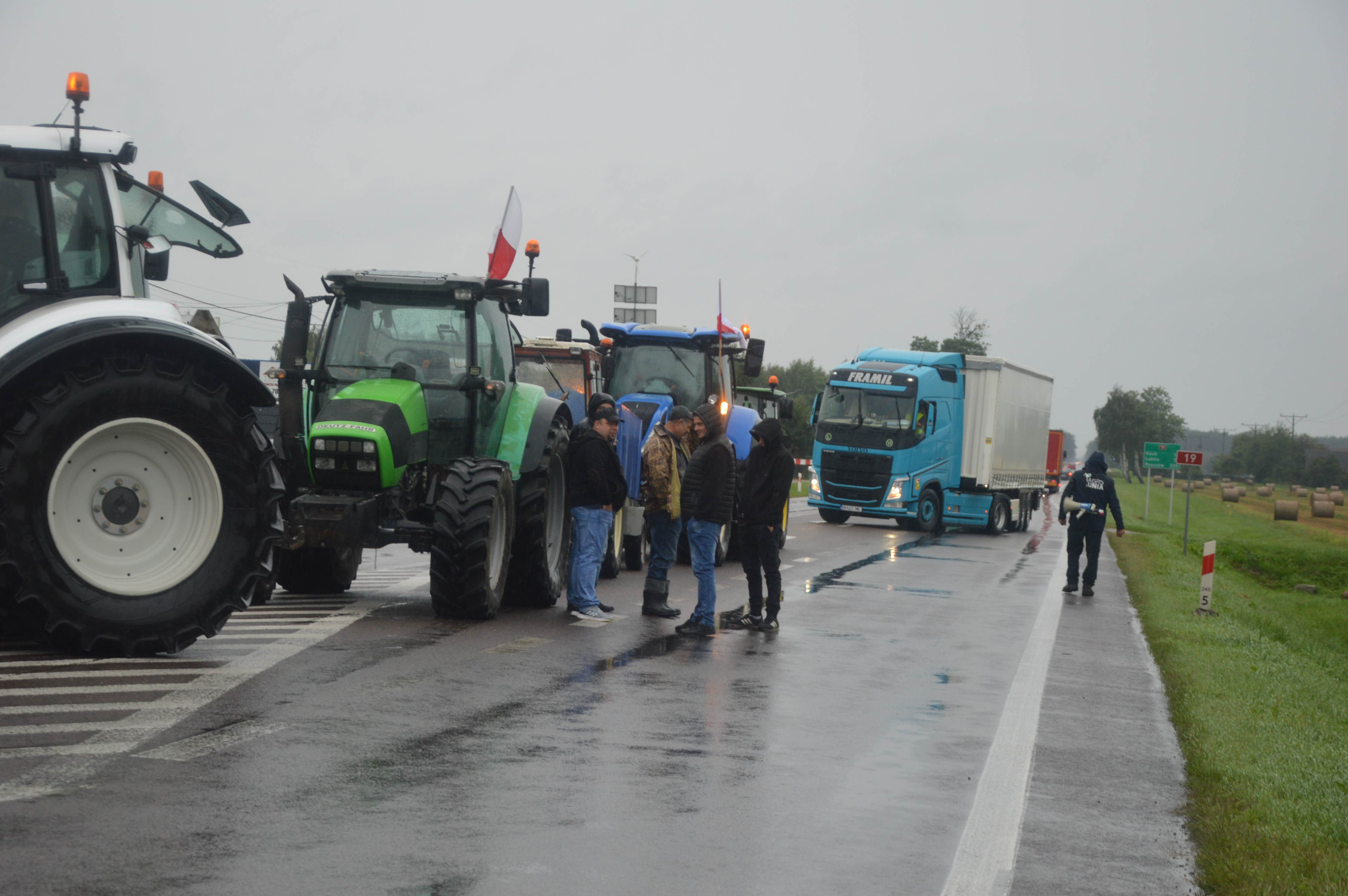 Rolnicy blokują dwie ważne drogi w regionie, w Radzyniu i Łukowie. To jest #wojna o wieś   - Zdjęcie główne