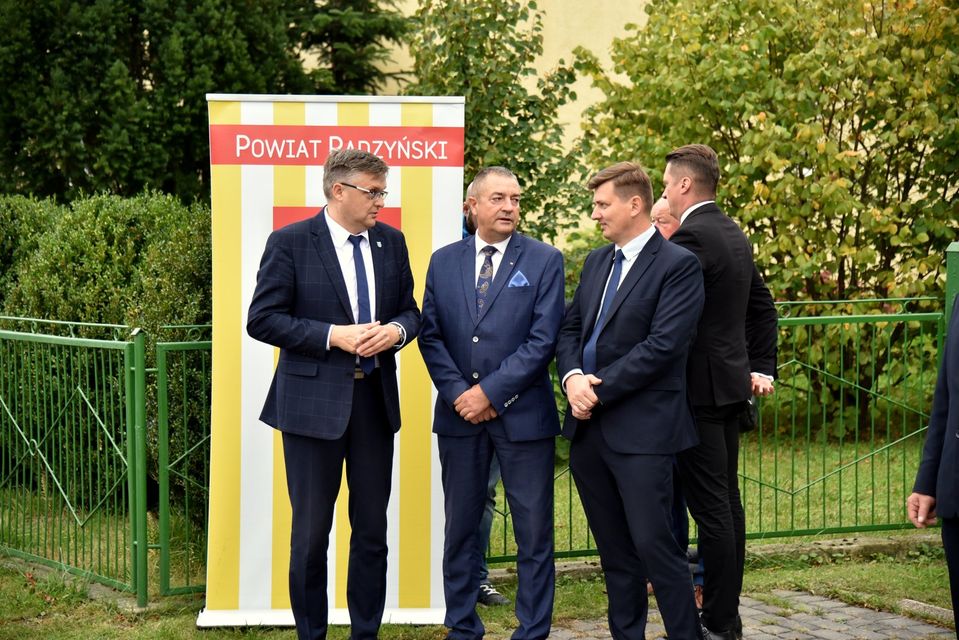 W samo południe przecięto wstęgę  na ul. Radzyńskiej w Czemiernikach i został oficjalnie puszczony ruch kołowy na wyremontowanej drodze powiatowej Niewęgłosz – Wygnanów - Zdjęcie główne