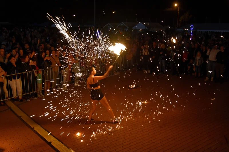 Sportowe zmagania, tańce pod gołym niebem i fire show - Zdjęcie główne