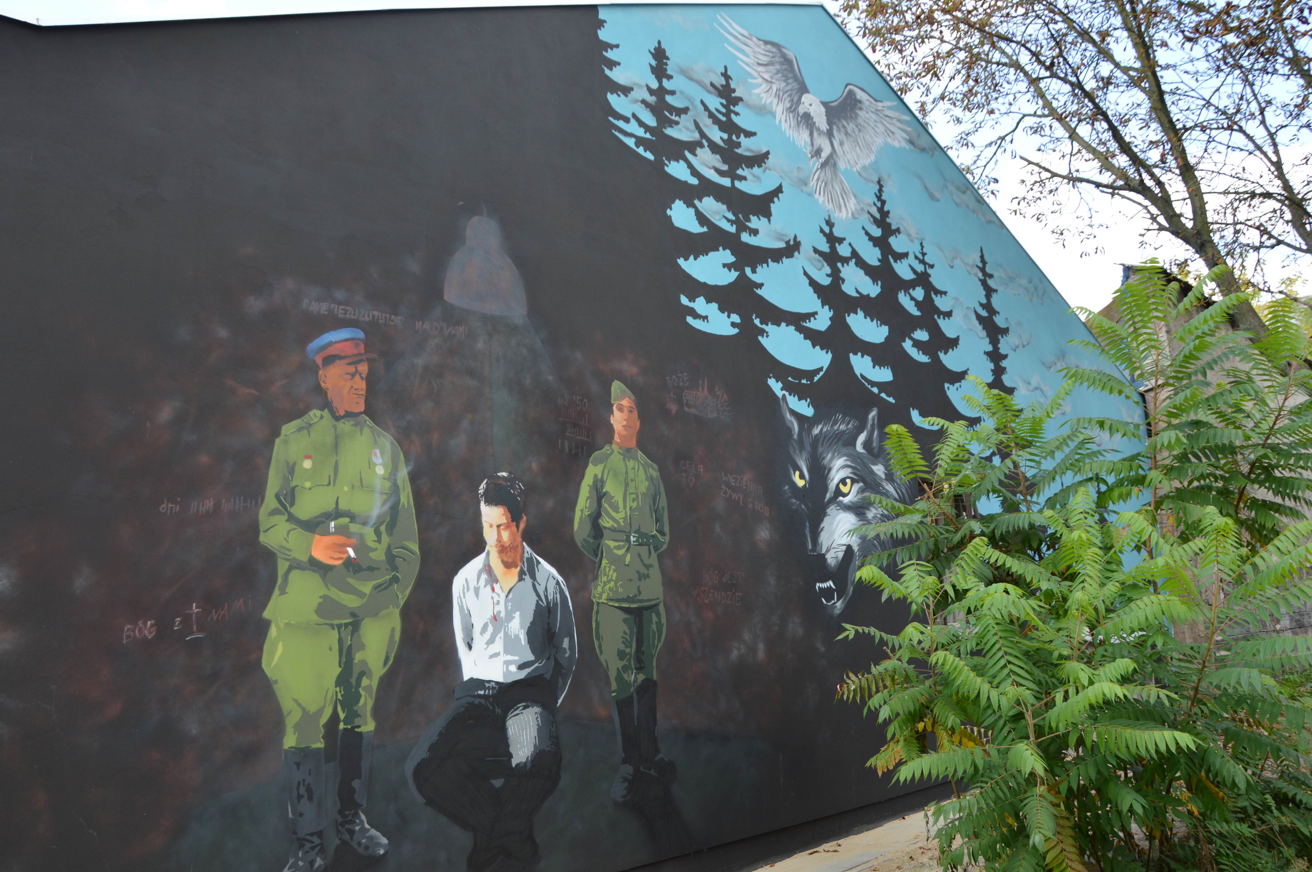 Na ścianie katowni Gestapo i UB powstał mural upamiętniający polskich patriotów z AK, NSZ oraz Zrzeszenia WiN  - Zdjęcie główne