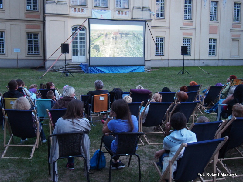 Trzecia projekcja w ramach Wakacyjnego "Kino pod chmurką" (zdjęcia) - Zdjęcie główne