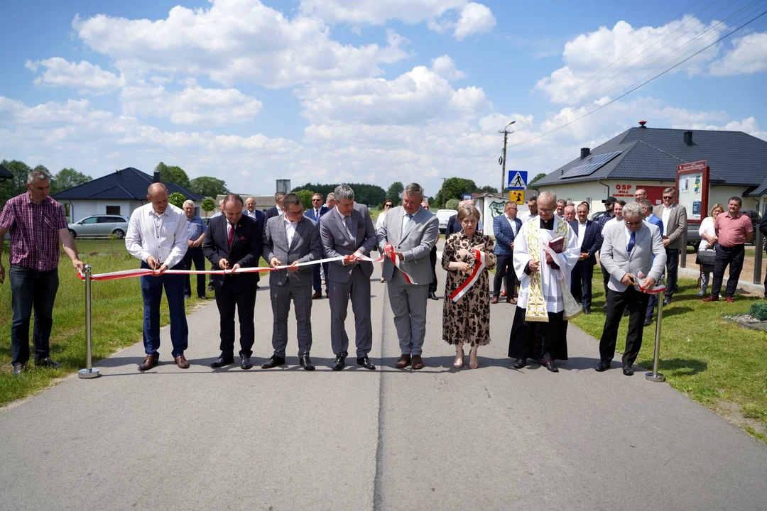 Gmina BORKI : Za prawie 800  tys.zł wyremontowano ponad 3 km drogi w Woli Chomejowej  - Zdjęcie główne