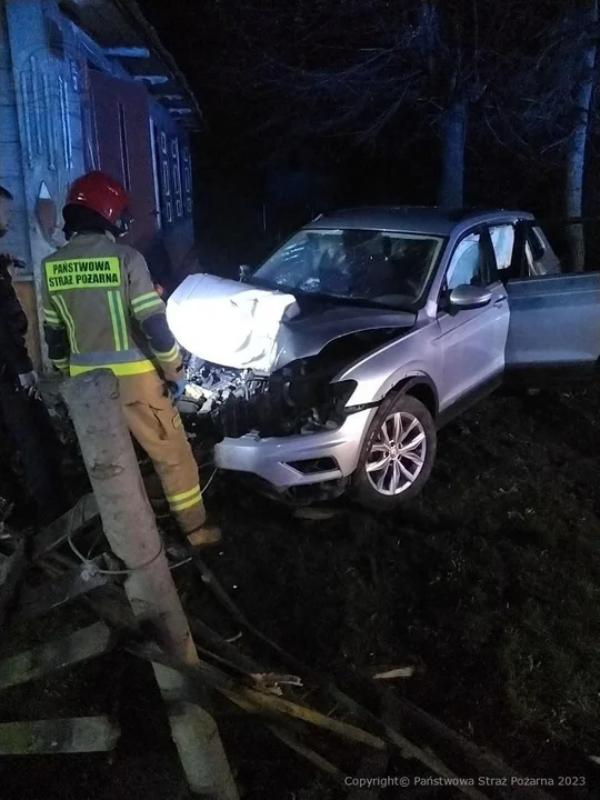 Powiat radzyński: Samochód wjechał w budynek. Jedna osoba poszkodowana - Zdjęcie główne