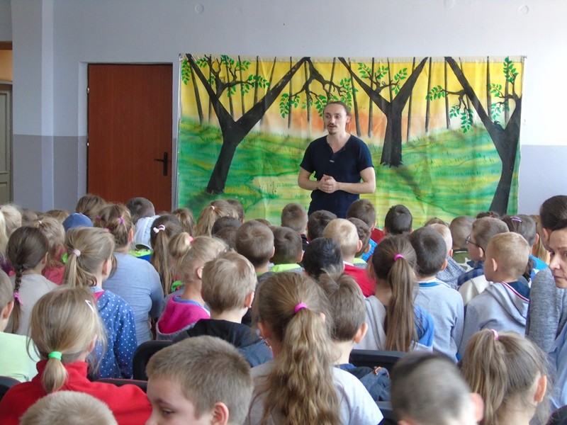 Spektakl w Gminnej Bibliotece Publicznej w Borkach - Zdjęcie główne