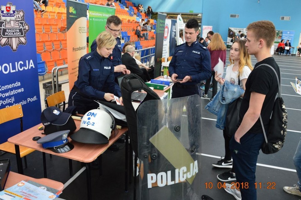 Policjanci na targach pracy - Zdjęcie główne