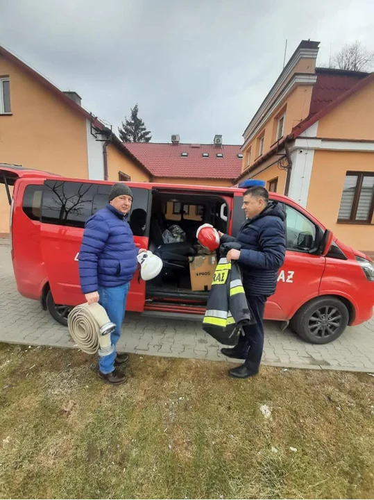 Wójt Ludwina Andrzej Chabros wraz z druhem OSP Zezulin Tomaszem Stachurą zawieźli miastu partnerskiemu m.in. sprzęt strażacki: buty, węże, mundury, a także środki dezynfekcyjne, opatrunki, kompresy. Sprzęt strażacki przekazali druhowie z OSP Ludwin, Rogóźno i Zezulin  