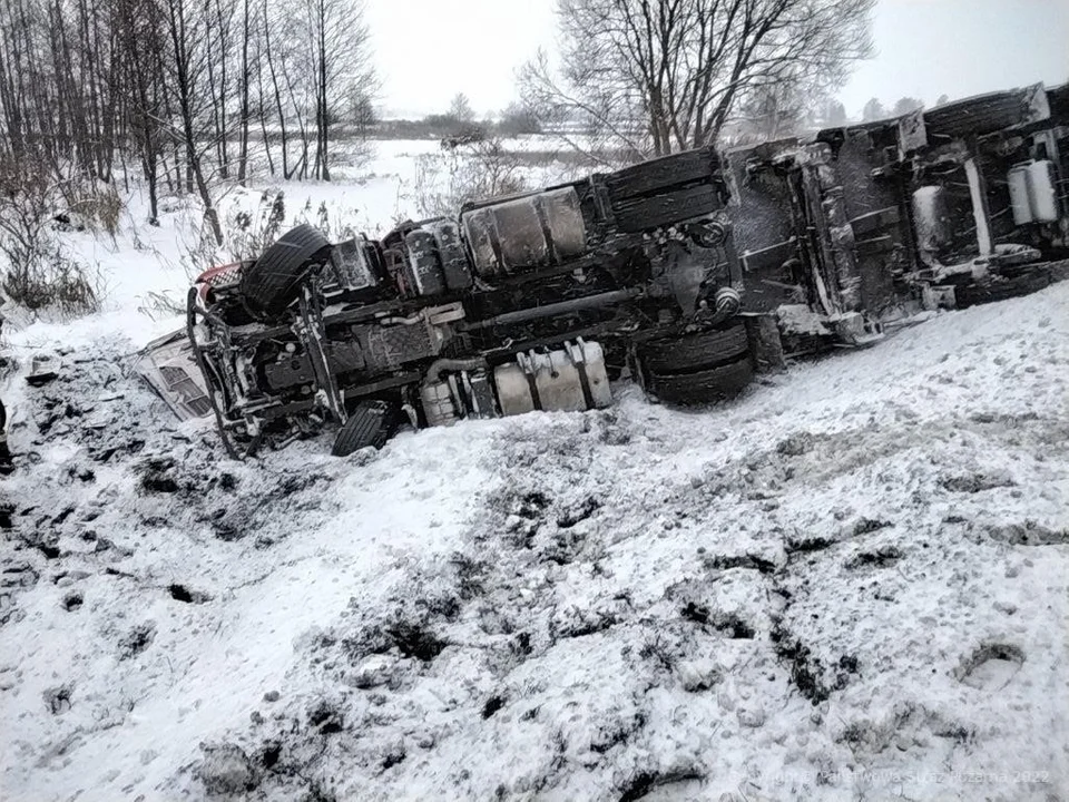 Ślisko na drodze. W Gminie Borki TIR wylądował w rowie - Zdjęcie główne