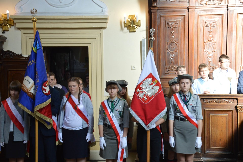 ,,A te zacne mury, gdyby mogły mówić, wołałyby każdego po imieniu". Jedynka wiek po powstaniu  - Zdjęcie główne