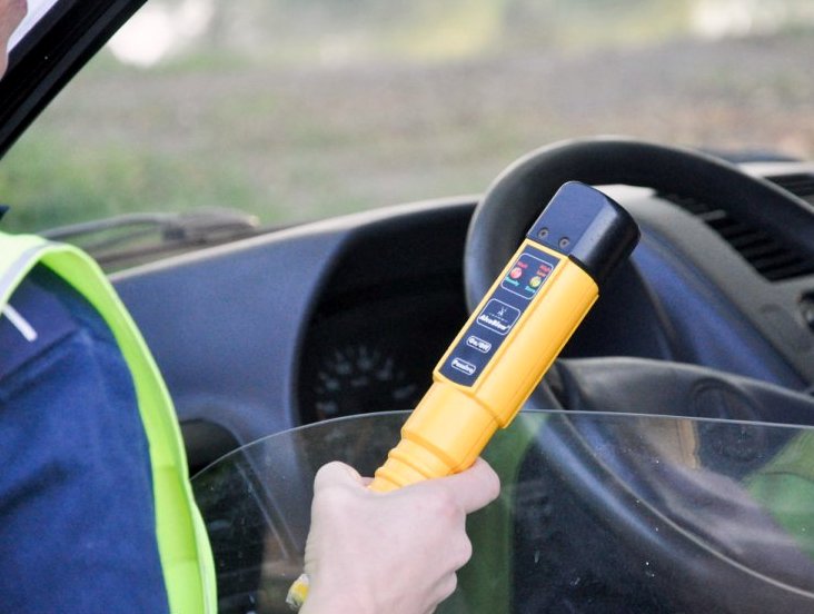 Gmina Borki: Auto zerwało mu się z linki holowniczej. Był pijany i zakazem prowadzenia pojazdów - Zdjęcie główne