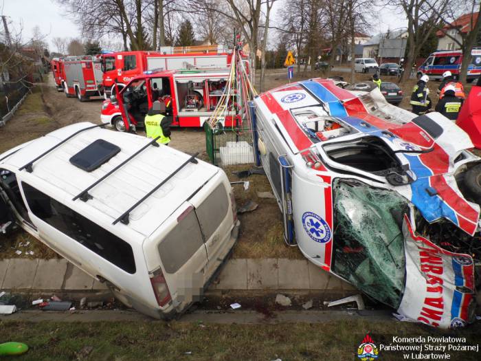 Pasażer ukraińskiego busa zginął w zderzeniu z karetką. Ruszył proces jej kierowcy - Zdjęcie główne