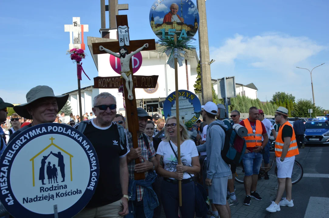 I wyruszyli. Pątnicy idą pokłonić się Matce Bożej  na Jasnej Górze  - Zdjęcie główne