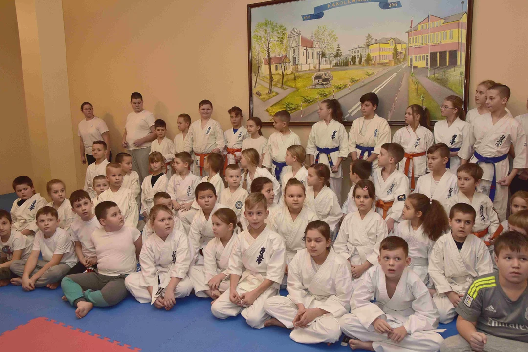 Zdany egzamin na wyższe stopnie 53 adeptów karate - Zdjęcie główne
