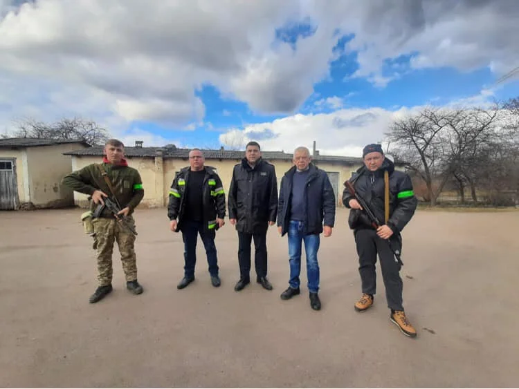 W środku wójt gminy Ludwin Andrzej Chabros, drugi od prawej mer Uściułga Wiktor Poliszczuk, drugi z lewej druh OSP Zezulin Tomasz Stachura. Obok nich z karabinami członkowie obrony cywilnej Uściługa  