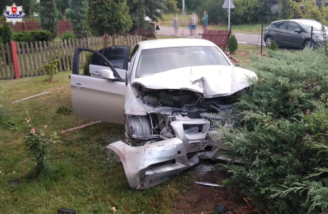 Powiat radzyński: Pijany kierowca staranował ogrodzenie. Odpowie przed sądem - Zdjęcie główne