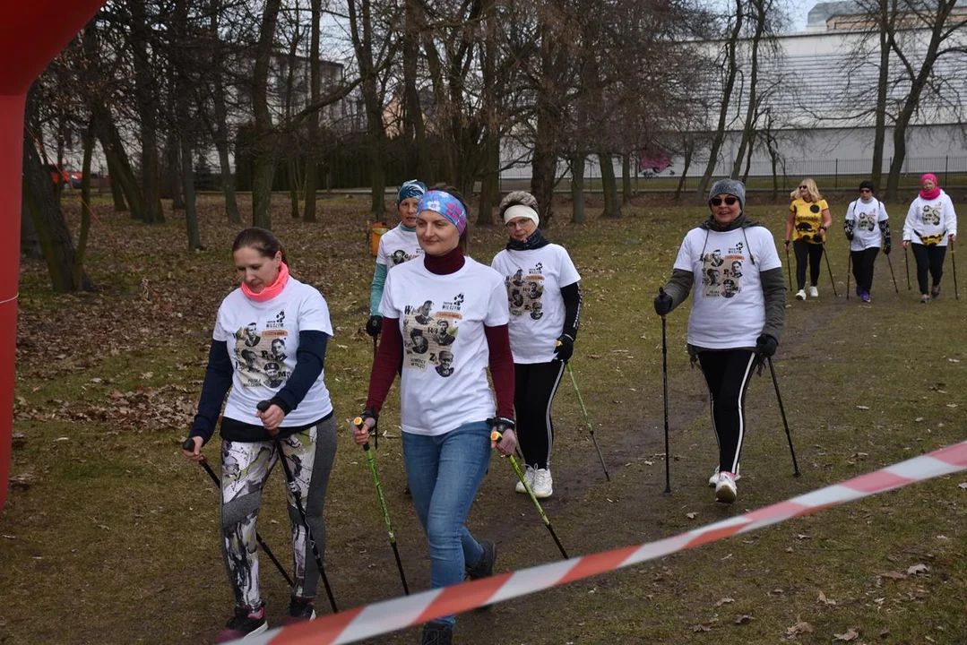 Klub Nordic Walking zaprasza na wtorkowe zajęcia w parku miejskim - Zdjęcie główne