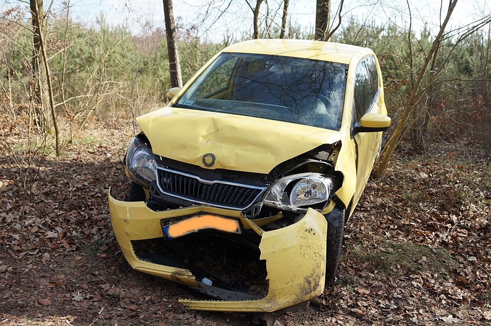 Nietypowa stłuczka. Kierowca uderzył w zaparkowane na poboczu auto - Zdjęcie główne