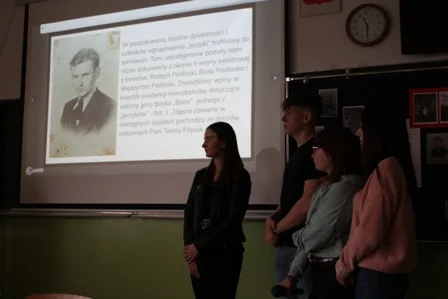Uczniowie  ZSP przypominają grupę Powstańczych Oddziałów Specjalnych „Jerzyki” (1942-1944)  z radzyńskiej Szkoły Rzemieślniczej  - Zdjęcie główne