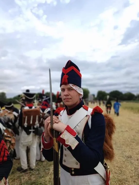  „Wkręceni w historię” – rekonstrukcje historyczne - żywą lekcją  historii w radzyńskim ZSP - Zdjęcie główne