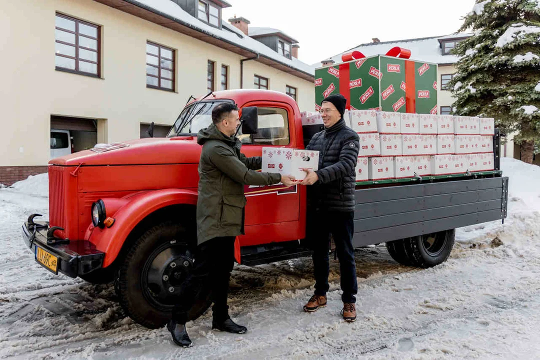 Świąteczne paczki żywnościowe od Perły dla podopiecznych Caritas - Zdjęcie główne