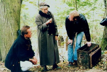 Wątek zakopanej skrzyni posłużył Krzysztofowi Zanussiemu do nakręcenia filmu "Skarby ukryte" (2000), należących do cyklu "Opowieści weekendowe". Główna bohaterka Róża (grana przez Maję Komorowską) żyje na emigracji w Paryżu. Po latach wraca w rodzinne strony, by zawrzeć umowę z właścicielem swojego dawnego domu w sprawie ukrytego tam skarbu