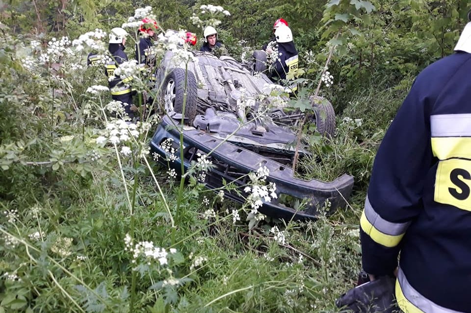 Auto dachowało, kierowca zbiegł - Zdjęcie główne