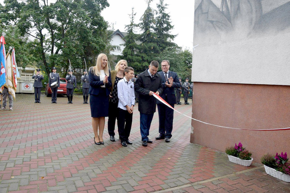 Mural na VII rocznicę patrona w Woli Osowińskiej - Zdjęcie główne