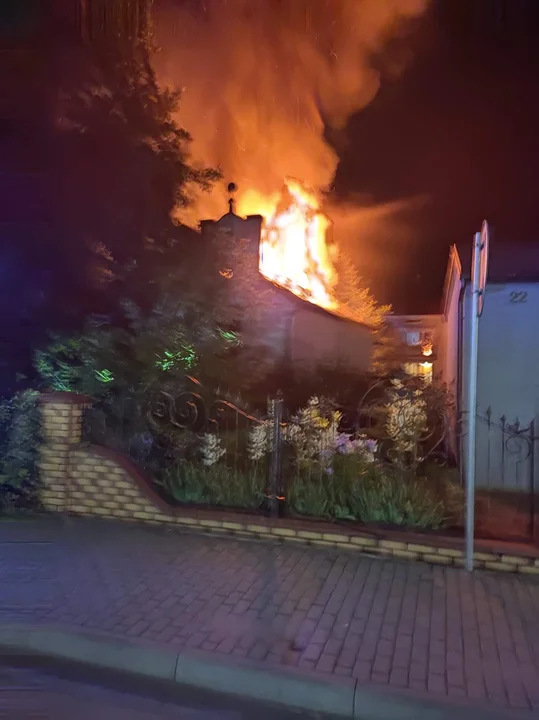  Na ul. Chomiczewskiego wybuchł pożar w opustoszałym domu - Zdjęcie główne