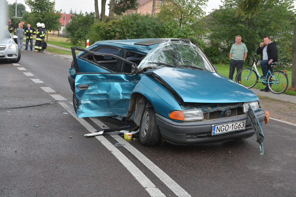 Zderzenie samochodu osobowego z ciężarówką - Zdjęcie główne