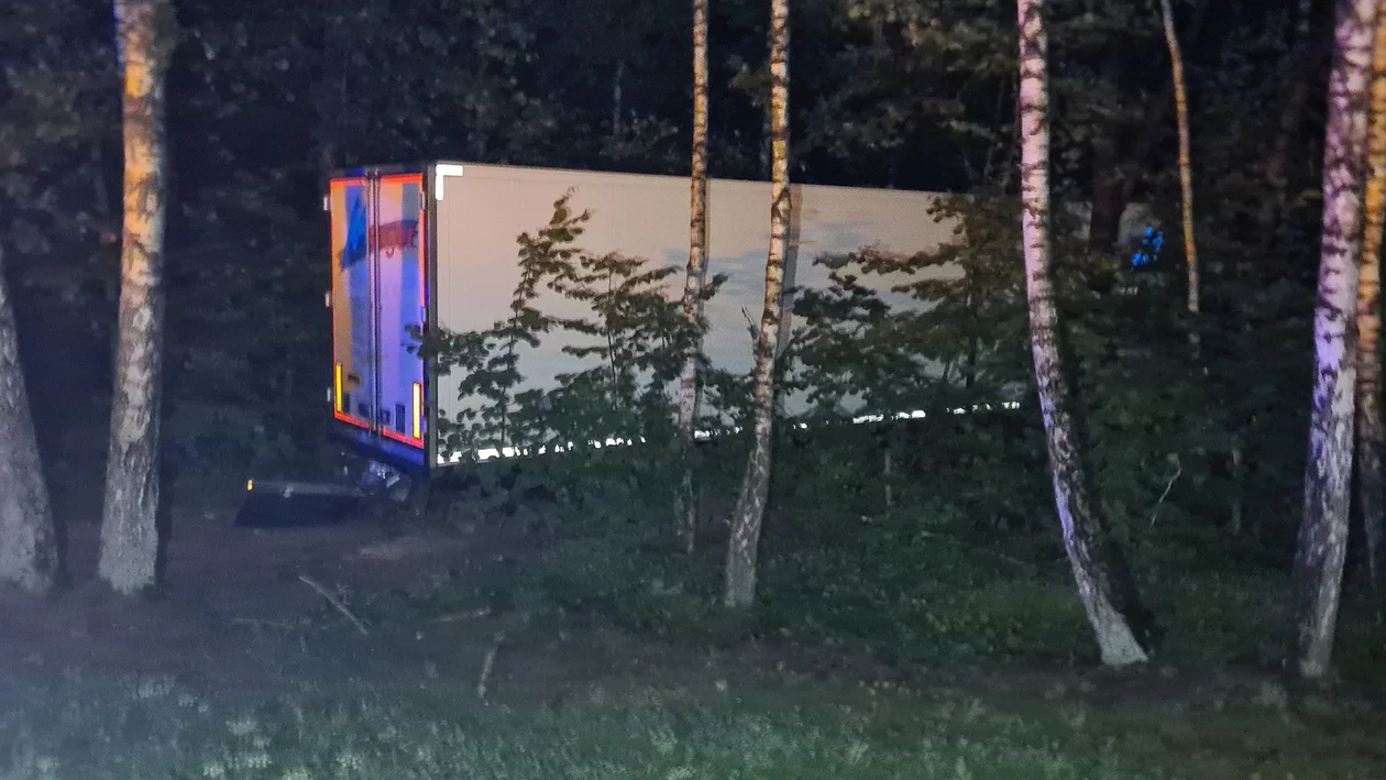 Osobówka zderzyła się czołowo z ciężarówką. Zginęła kobieta