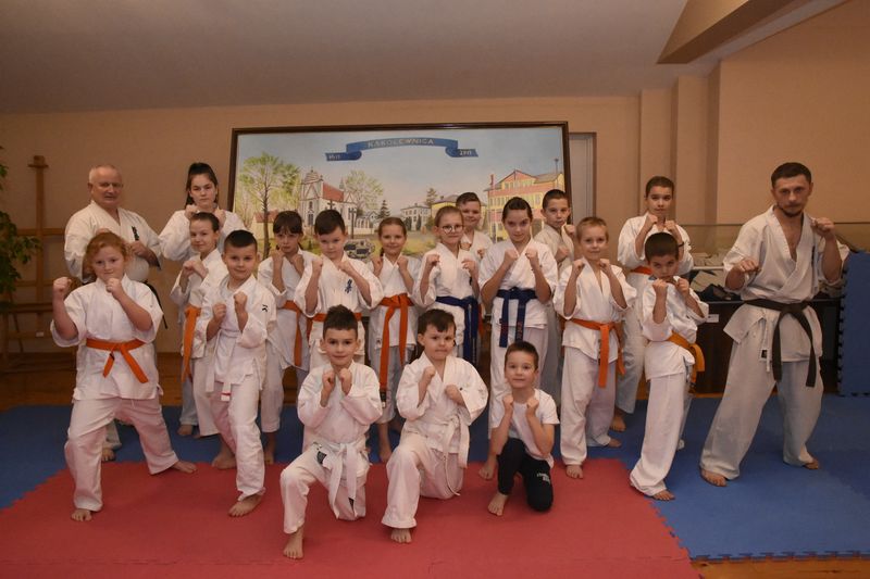 Egzamin na wyższe stopnie karate w Kąkolewnicy - Zdjęcie główne