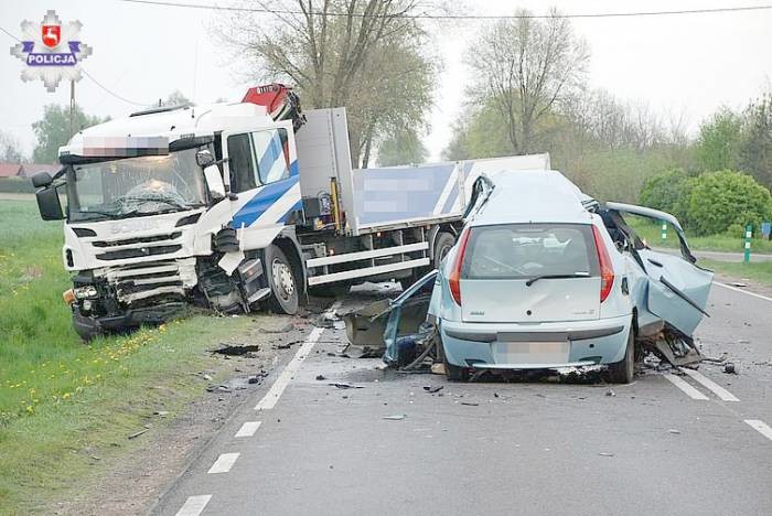 Fiat zderzył się z ciężarówką. Nie żyje 37-latek - Zdjęcie główne