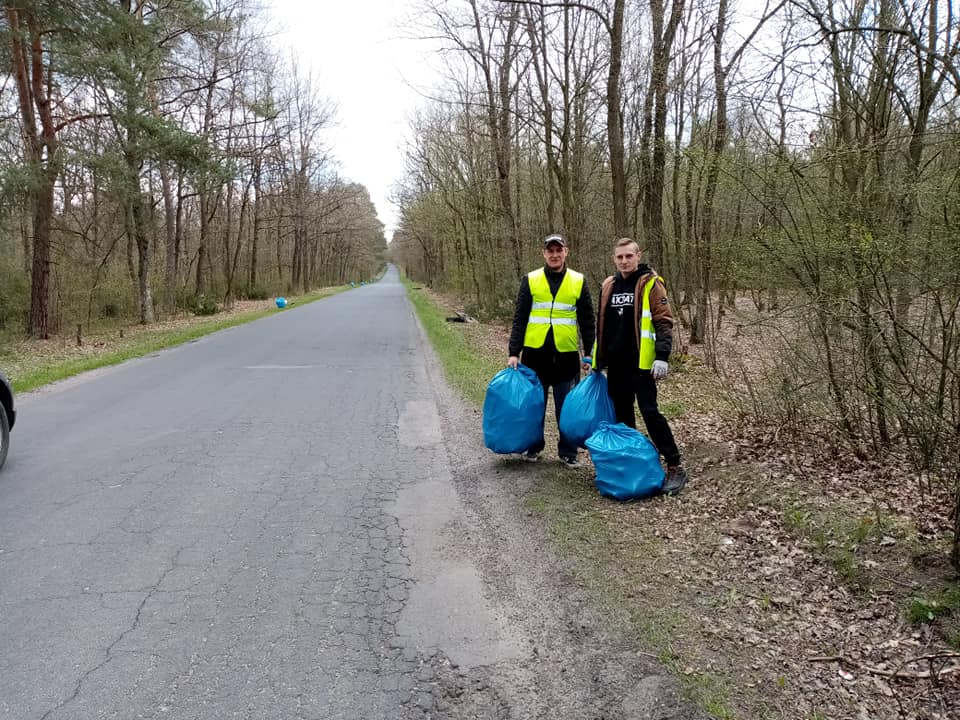 Strażacy z OSP  Bełcząc posprzątali  las  - Zdjęcie główne