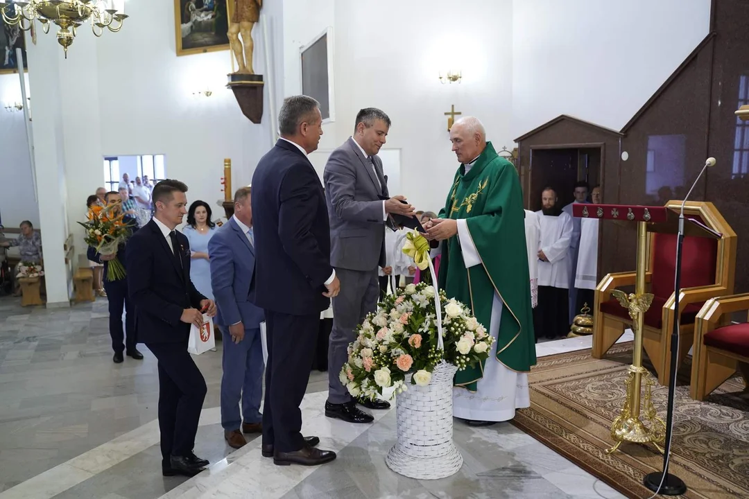 ,,Dziękuję za wszystko, za dobro i za obojętność. Pierwsze umacniało w miłości, następne w pokorze”. Ks. prałat Roman Wiszniewski przekazuje urząd proboszcza  - Zdjęcie główne