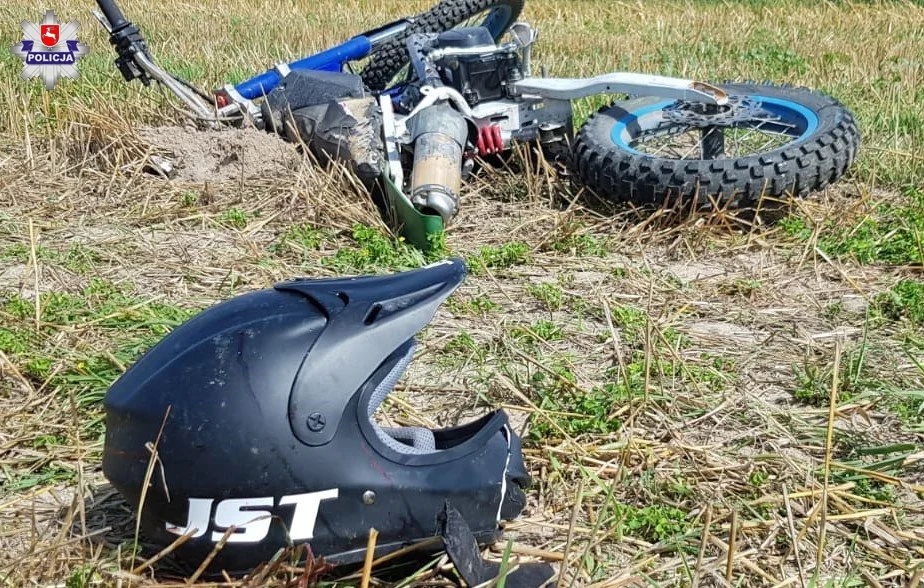 Powiat radzyński : Motocykliści crossowi zderzyli się na polu uprawnym - Zdjęcie główne