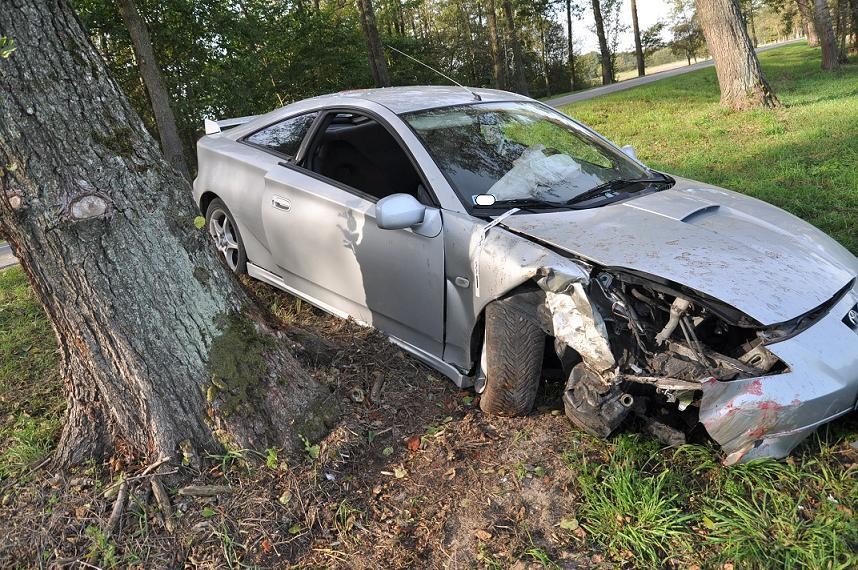 Toyotą uderzyła w drzewo - Zdjęcie główne